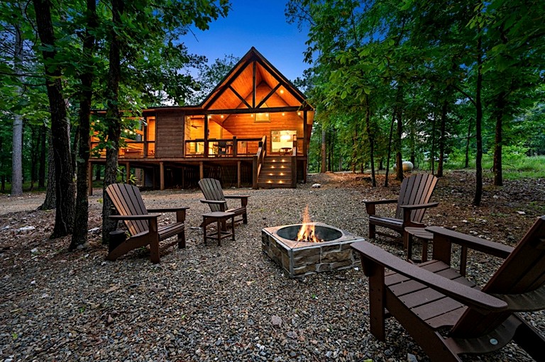 Charming Cabin Retreat with Modern Comforts near Broken Bow, Oklahoma