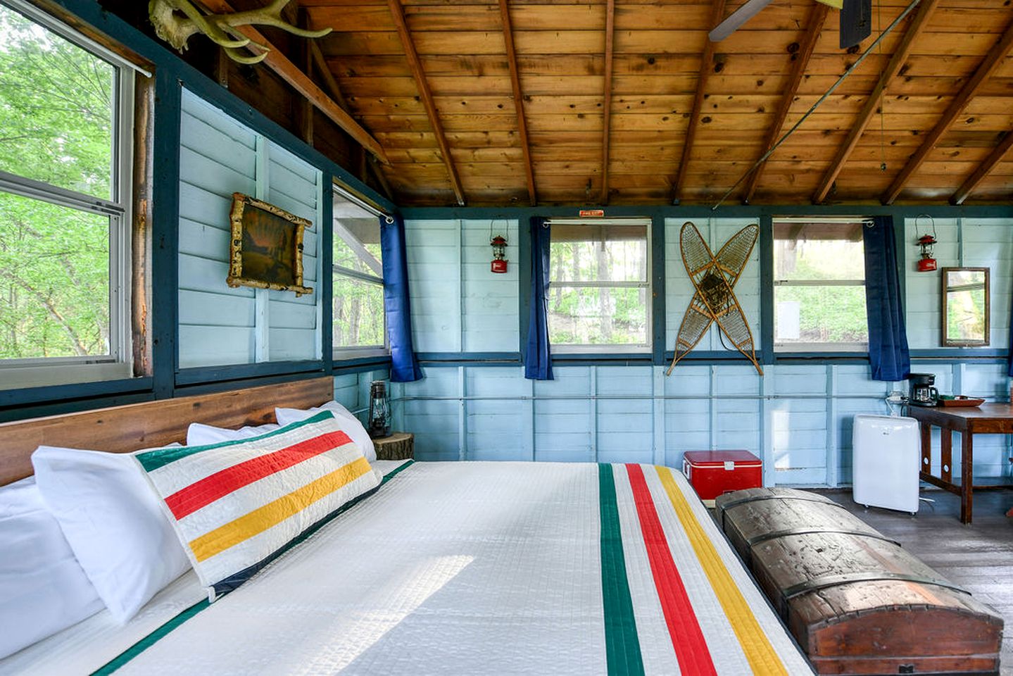 Gorgeous Rustic Scout Cabin for a Memorable Couples Retreat Surrounded by Nature in Troy, Wisconsin