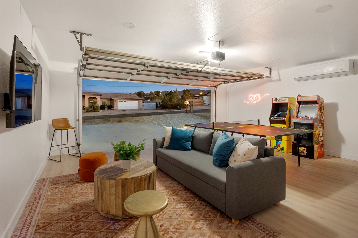 Beautiful Desert Rental with Hot-Tub-Fire Pit and BBQ in California