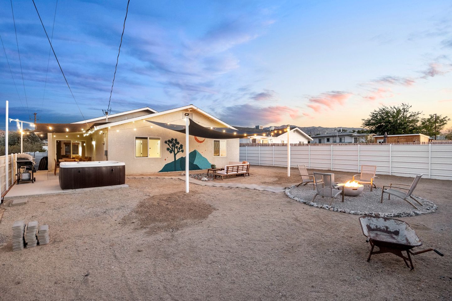 Beautiful Desert Rental with Hot-Tub-Fire Pit and BBQ in California