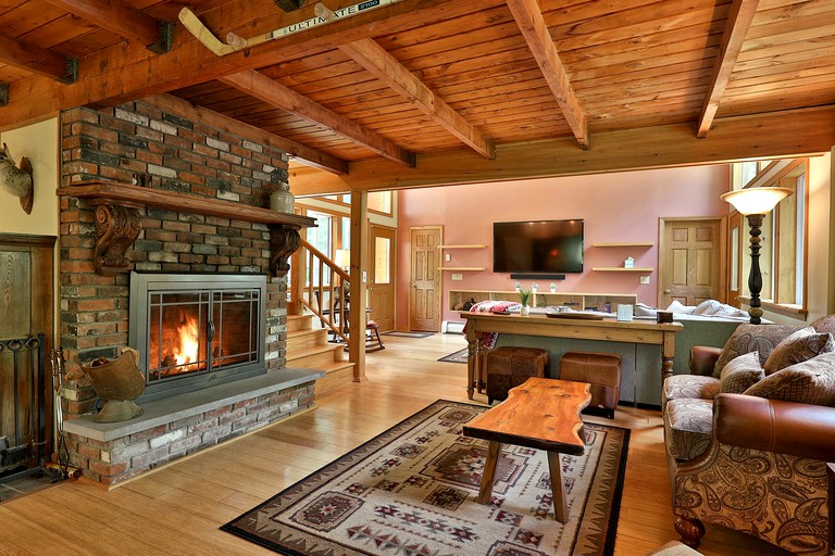 Gorgeous Luxury Cabin with Hot Tub for Family and Ski Getaways in Killington, Vermont