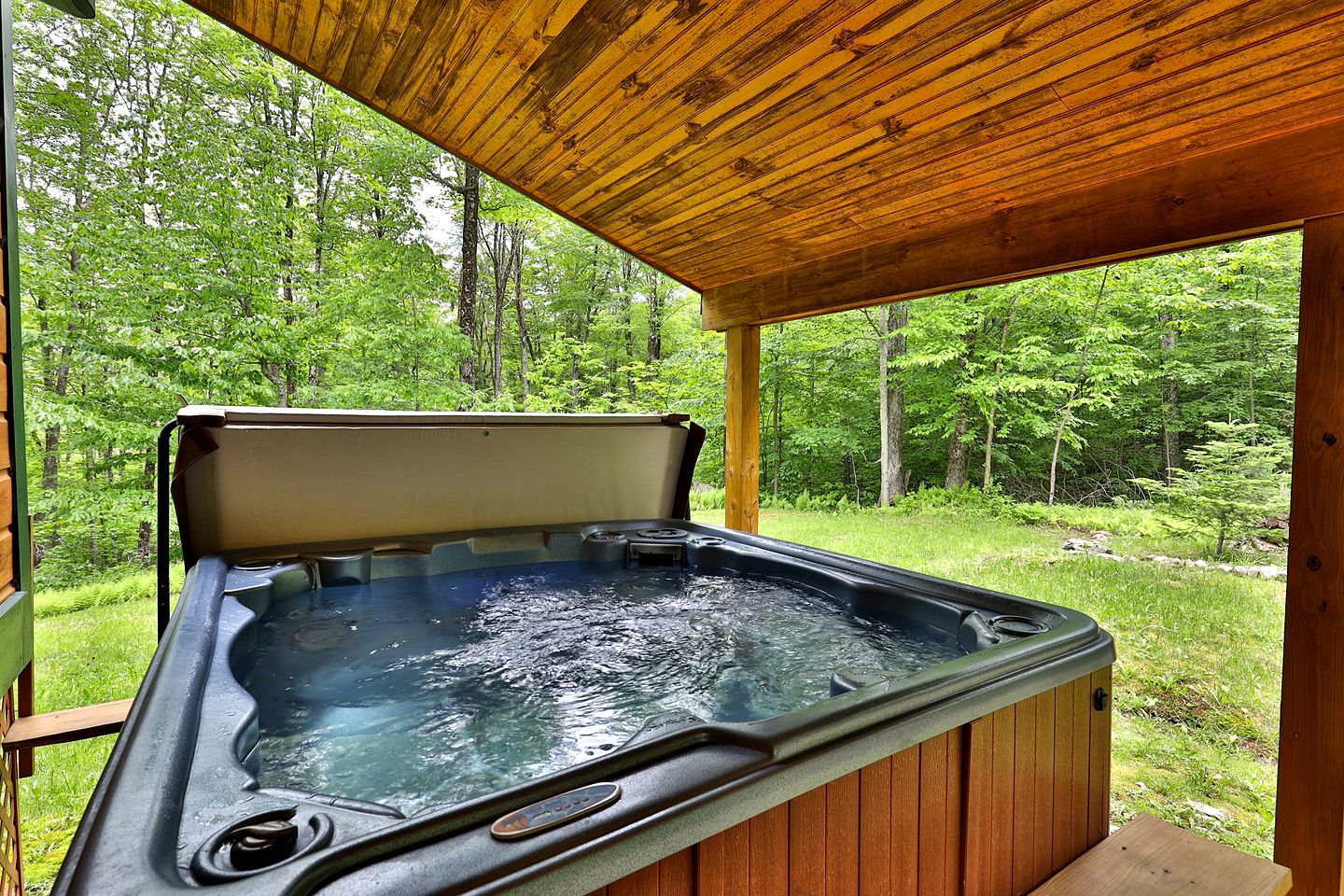 Gorgeous Luxury Cabin with Hot Tub for Family and Ski Getaways in Killington, Vermont