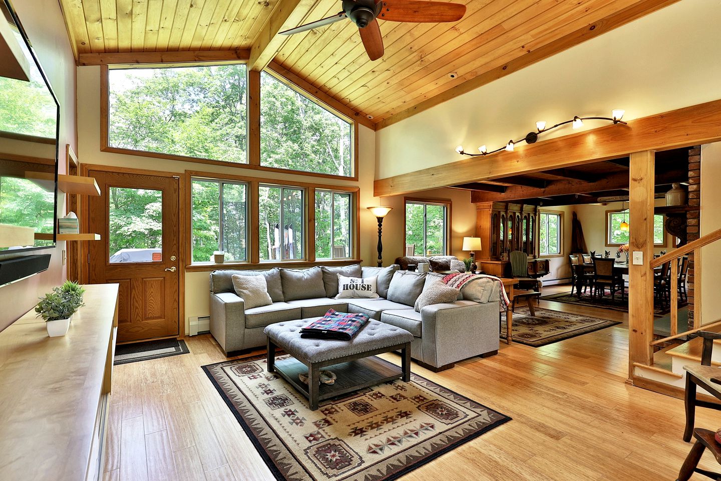 Gorgeous Luxury Cabin with Hot Tub for Family and Ski Getaways in Killington, Vermont