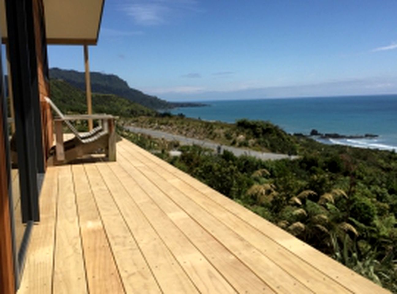 Clean Modern Suite for Two Surrounded by Natural Beauty near Punakaiki, South Island