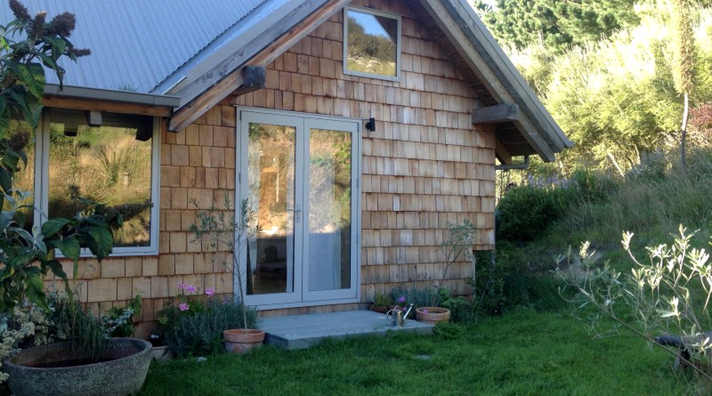 Charming Bed and Breakfast Room with Ocean Views in Otago, New Zealand