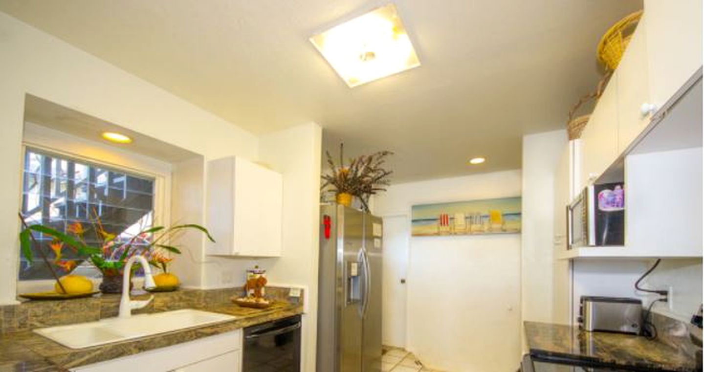 Beachfront Cottage Rental with Snorkeling near Anahola, Hawaii