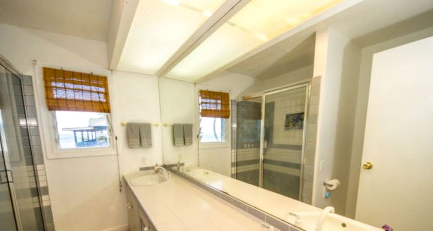 Beachfront Cottage Rental with Snorkeling near Anahola, Hawaii