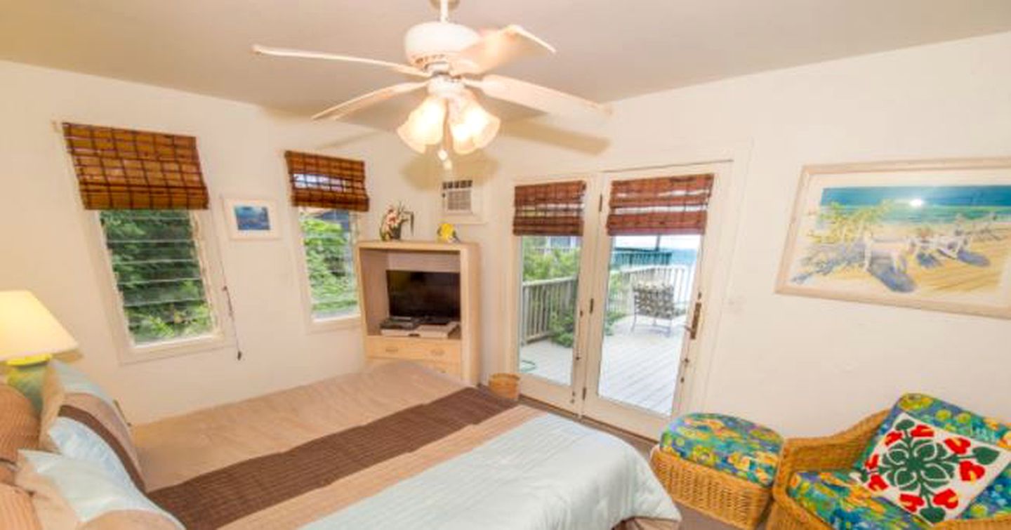 Beachfront Cottage Rental with Snorkeling near Anahola, Hawaii