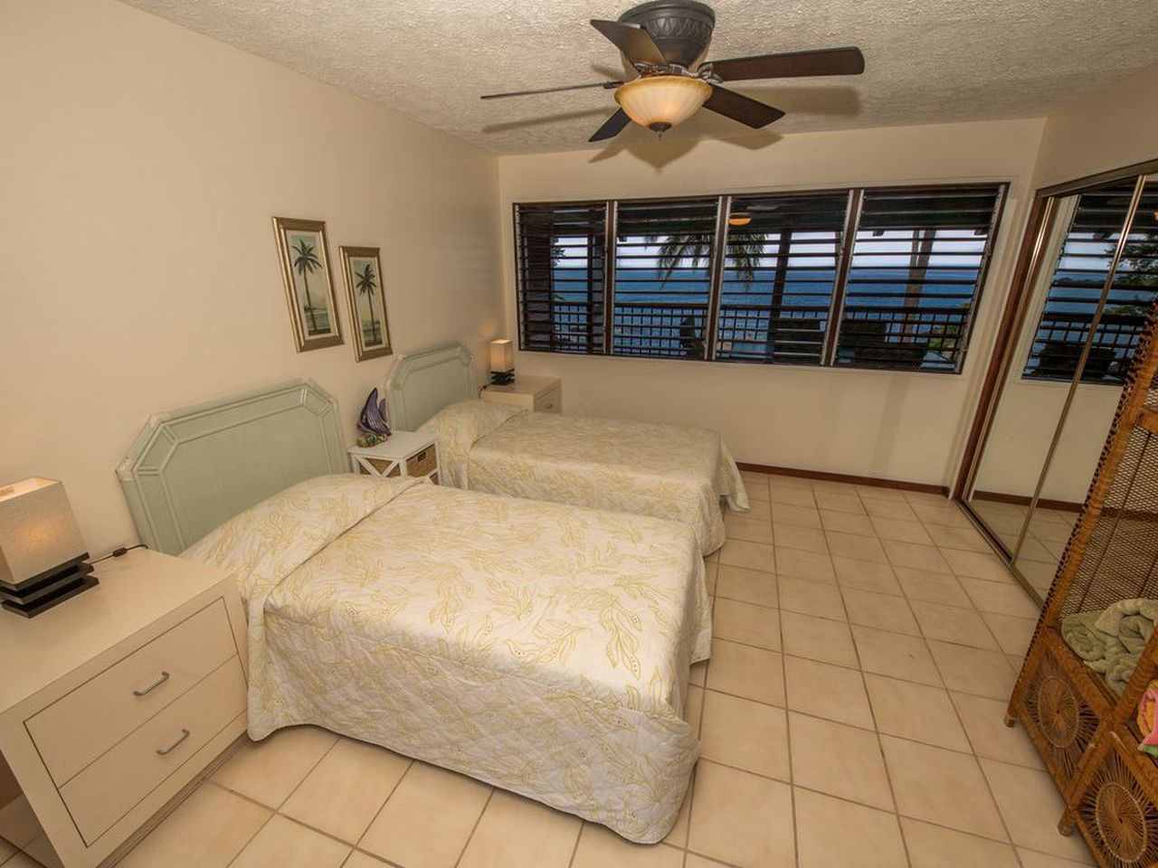 Stunning Beachfront Getaway with a Hot Tub in Captain Cook, Hawaii