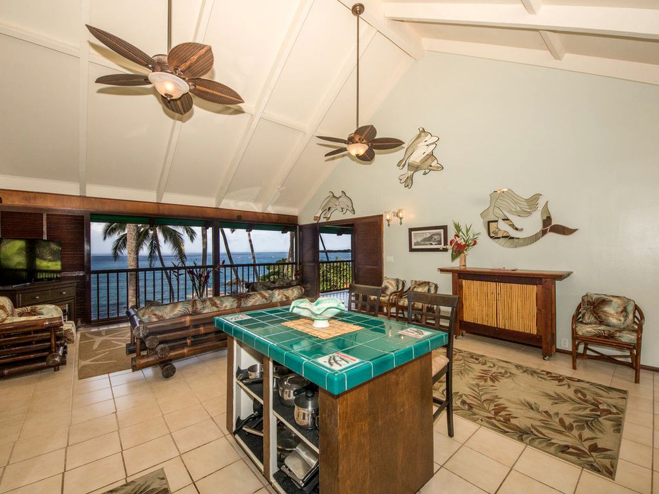 Stunning Beachfront Getaway with a Hot Tub in Captain Cook, Hawaii