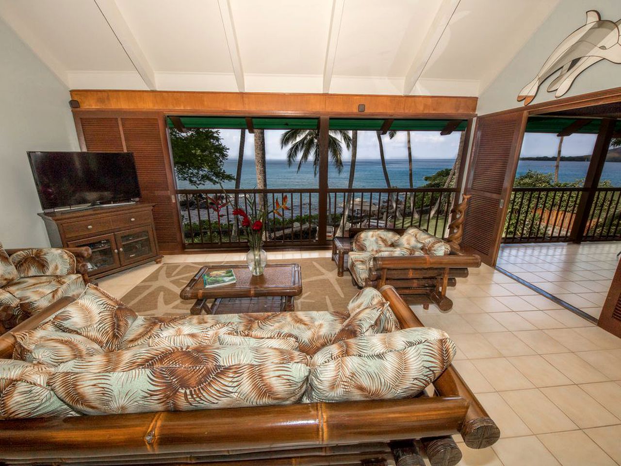 Stunning Beachfront Getaway with a Hot Tub in Captain Cook, Hawaii