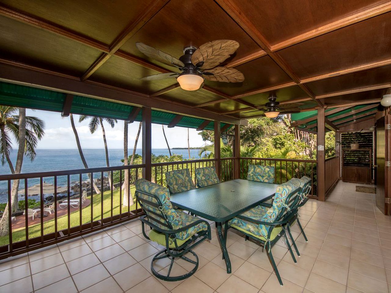 Stunning Beachfront Getaway with a Hot Tub in Captain Cook, Hawaii