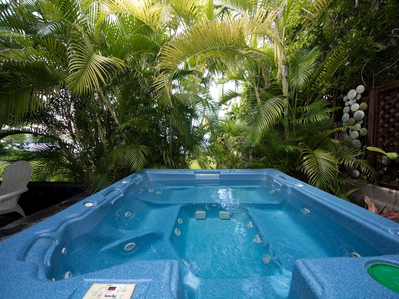 Stunning Beachfront Getaway with a Hot Tub in Captain Cook, Hawaii