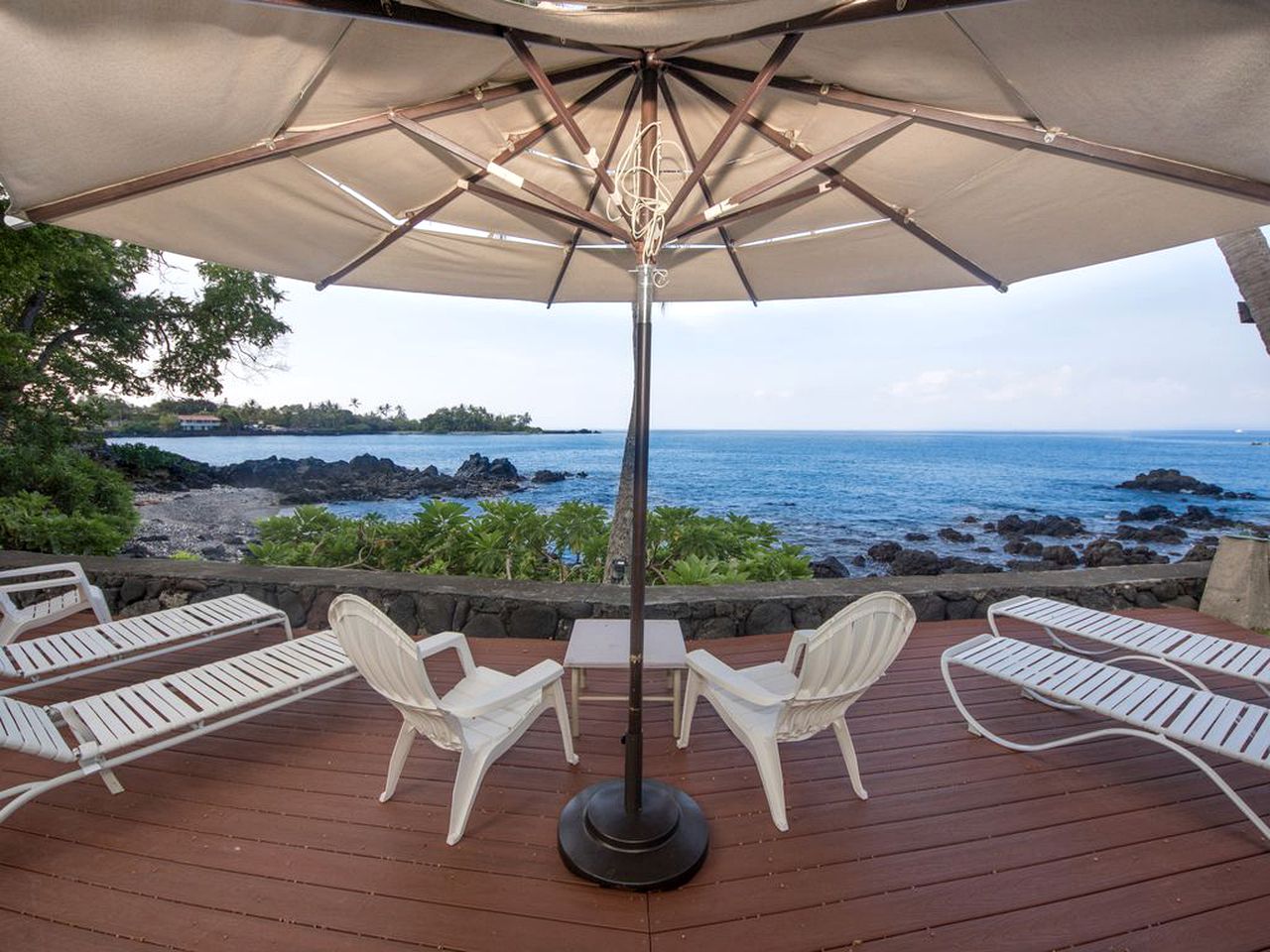 Stunning Beachfront Getaway with a Hot Tub in Captain Cook, Hawaii