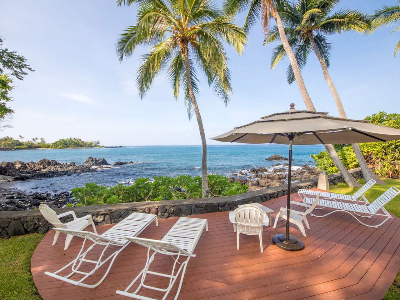 Stunning Beachfront Getaway with a Hot Tub in Captain Cook, Hawaii