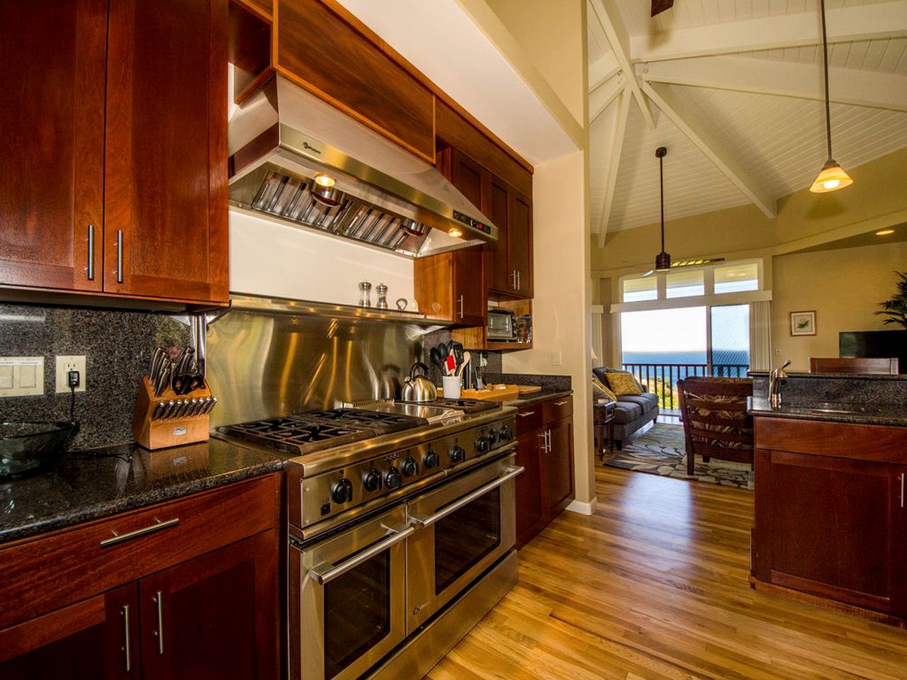 Spacious Cliffside Villa with Breathtakingly Gorgeous Ocean Views and Beach Access in Princeville, Hawaii