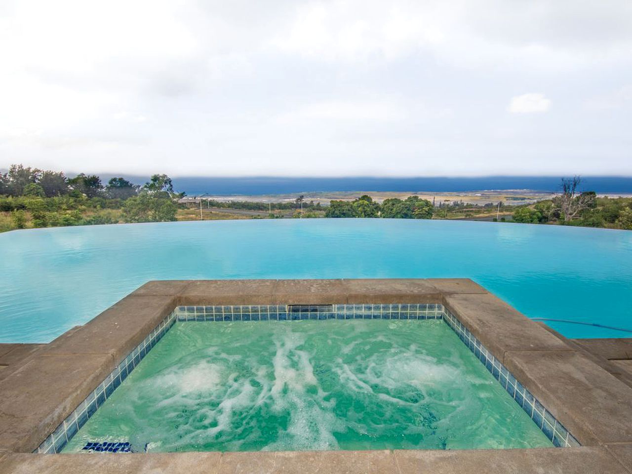 Magnificent Oceanfront Villa with Infinity Pool and Hot Tub in Kailua-Kona, Hawaii