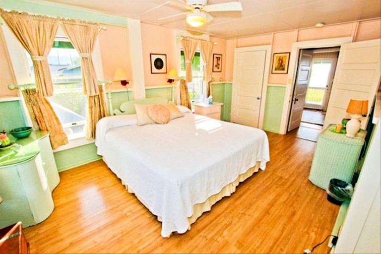 Beach Houses (Hanalei, Hawaii, United States)