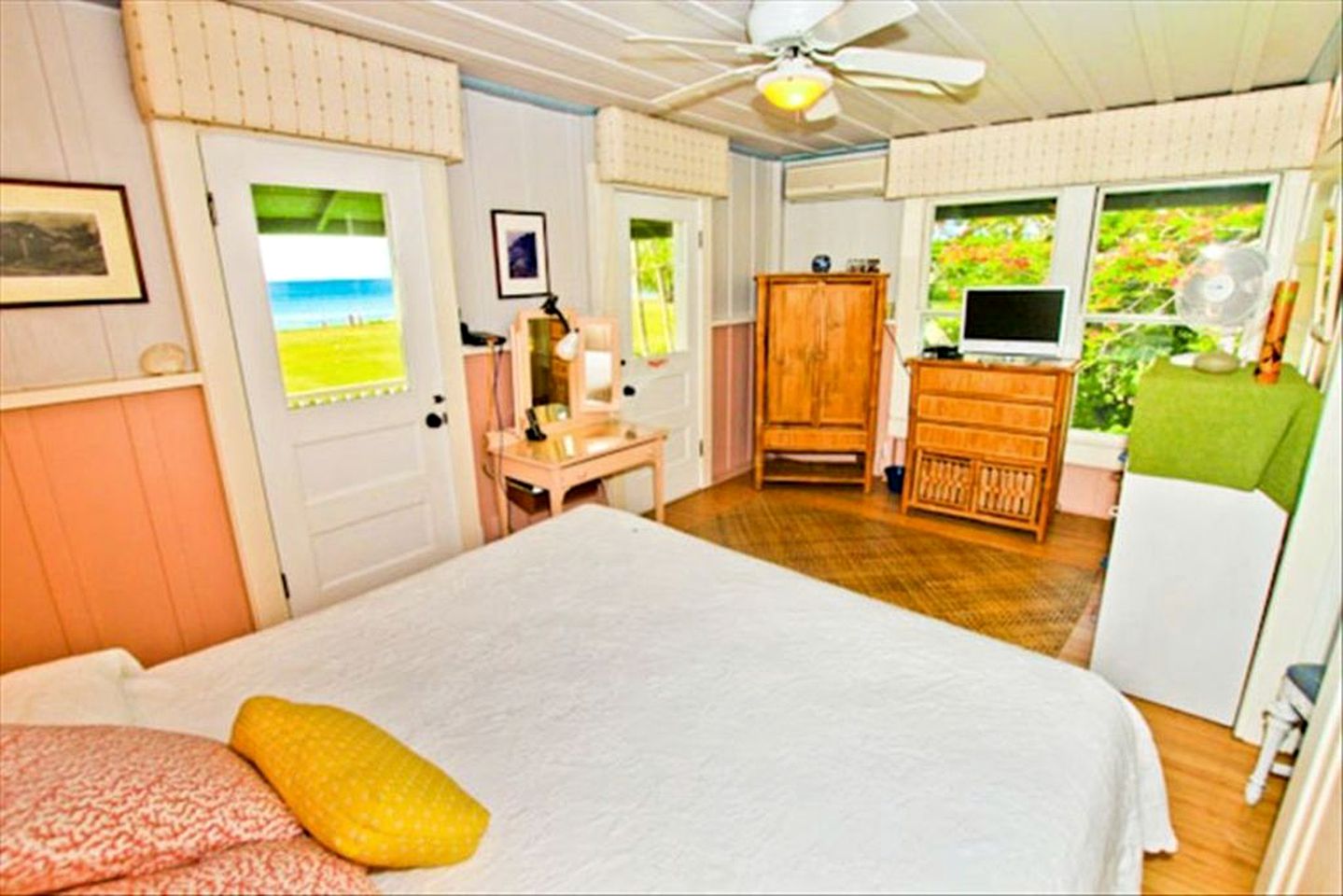 Oceanfront Cottage Rental with Mountain Views in Hanalei, Hawaii