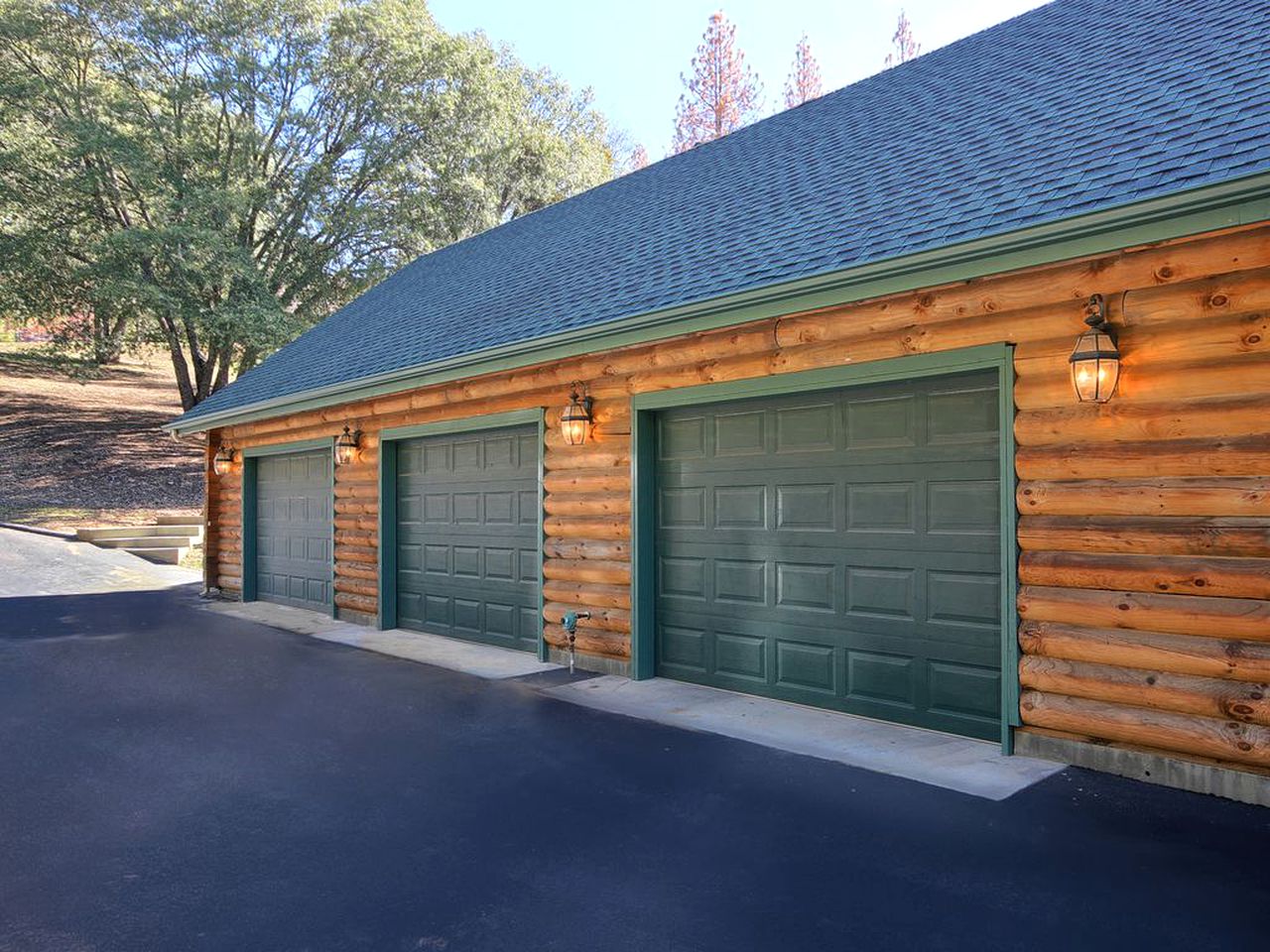 Exceptionally Spacious Log Cabin for Groups in Mariposa, California