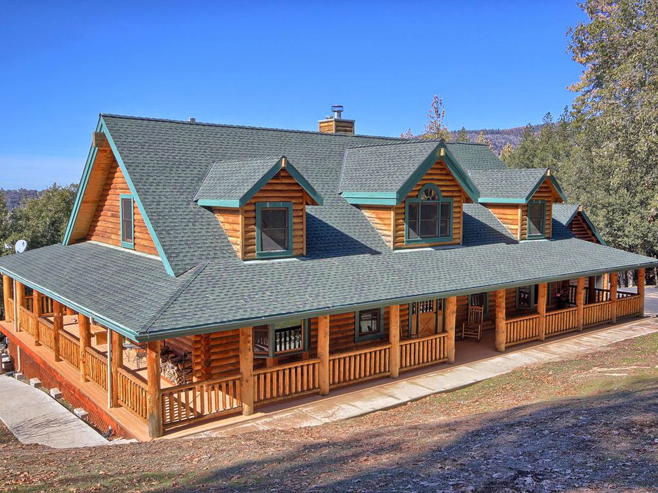 Exceptionally Spacious Log Cabin for Groups in Mariposa, California