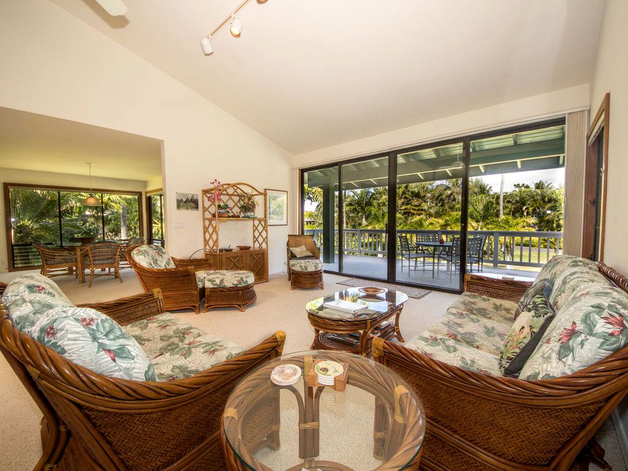 Spacious Villa Getaway beside the Ocean near Kilauea, Hawaii