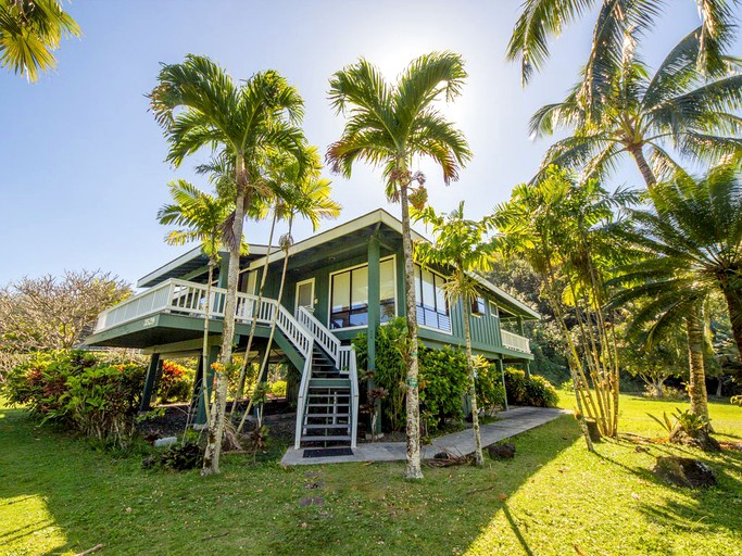 Beach Houses (Kilauea, Hawaii, United States)