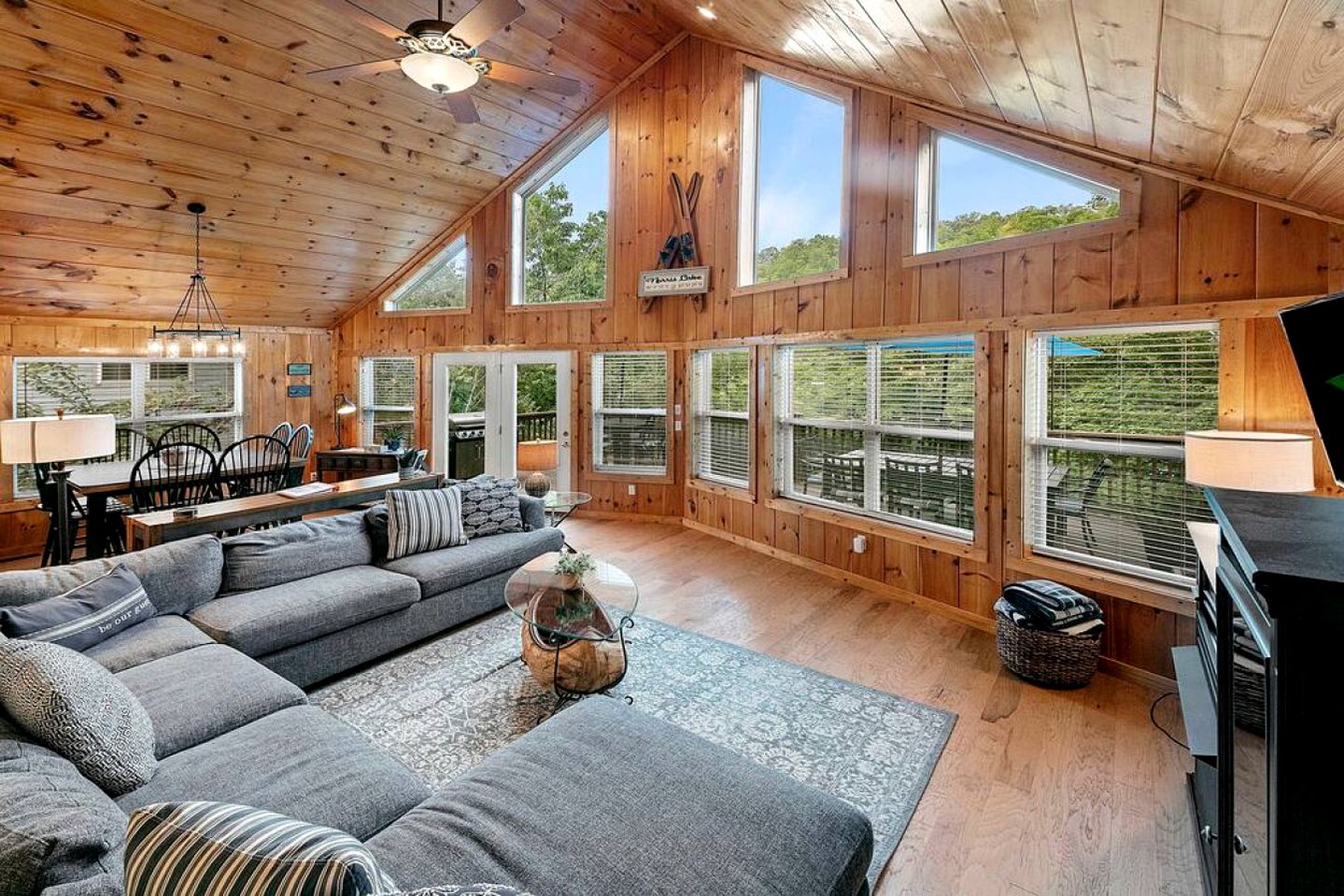 Majestic Waterfront Tennessee Cabin with a Hot Tub at Norris Lake