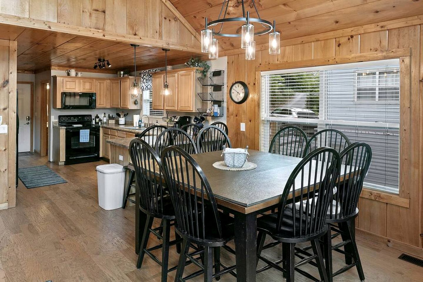 Majestic Waterfront Tennessee Cabin with a Hot Tub at Norris Lake