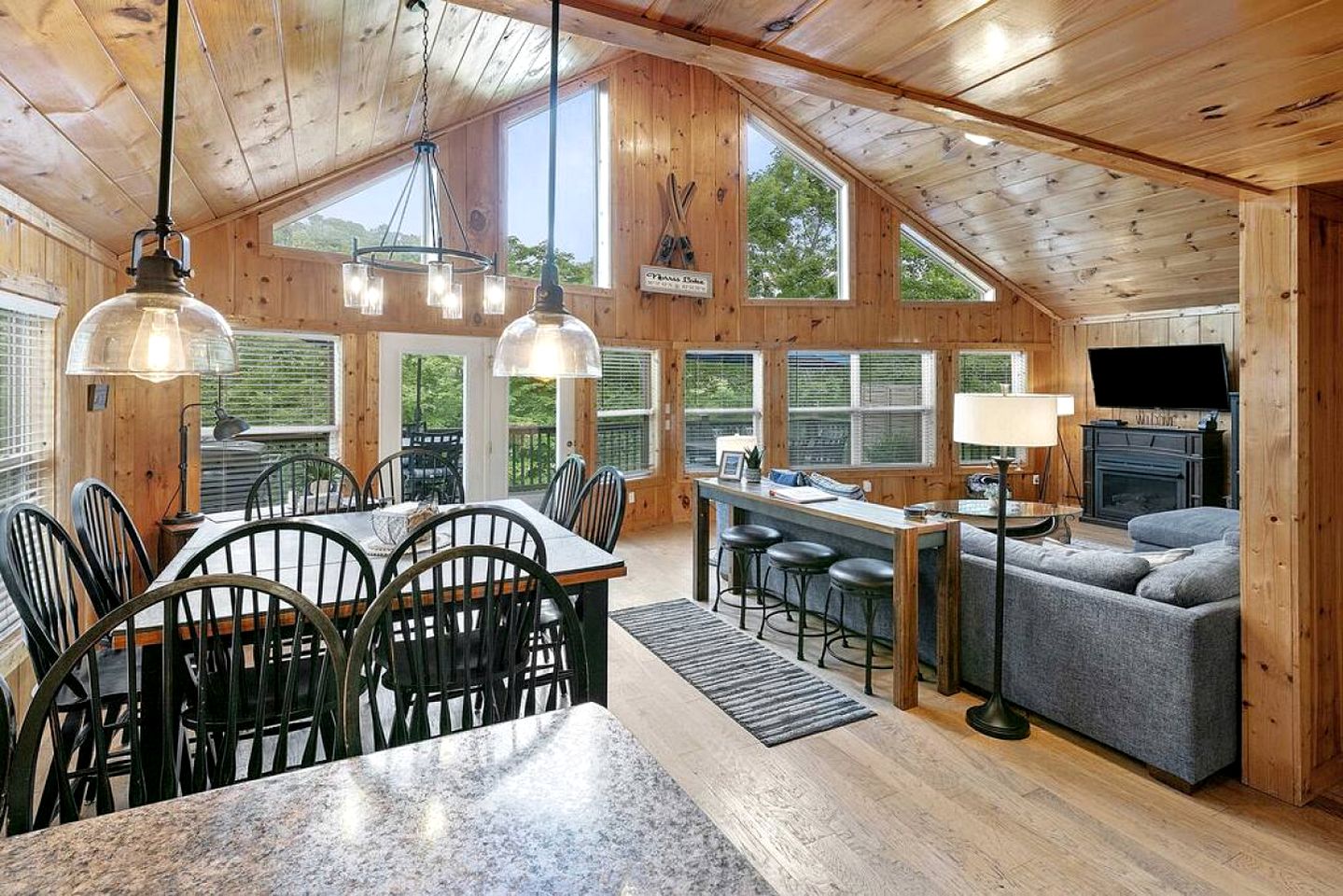 Majestic Waterfront Tennessee Cabin with a Hot Tub at Norris Lake