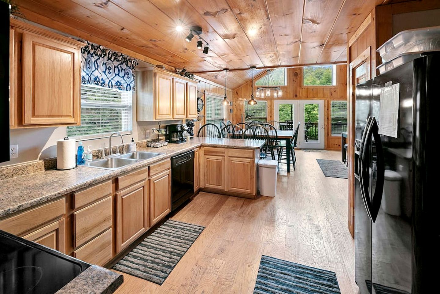 Majestic Waterfront Tennessee Cabin with a Hot Tub at Norris Lake