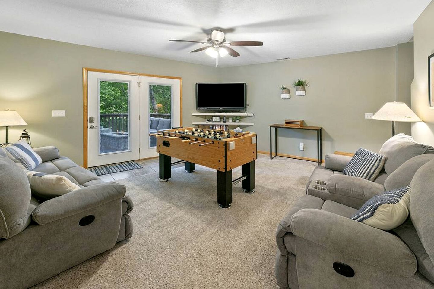 Majestic Waterfront Tennessee Cabin with a Hot Tub at Norris Lake