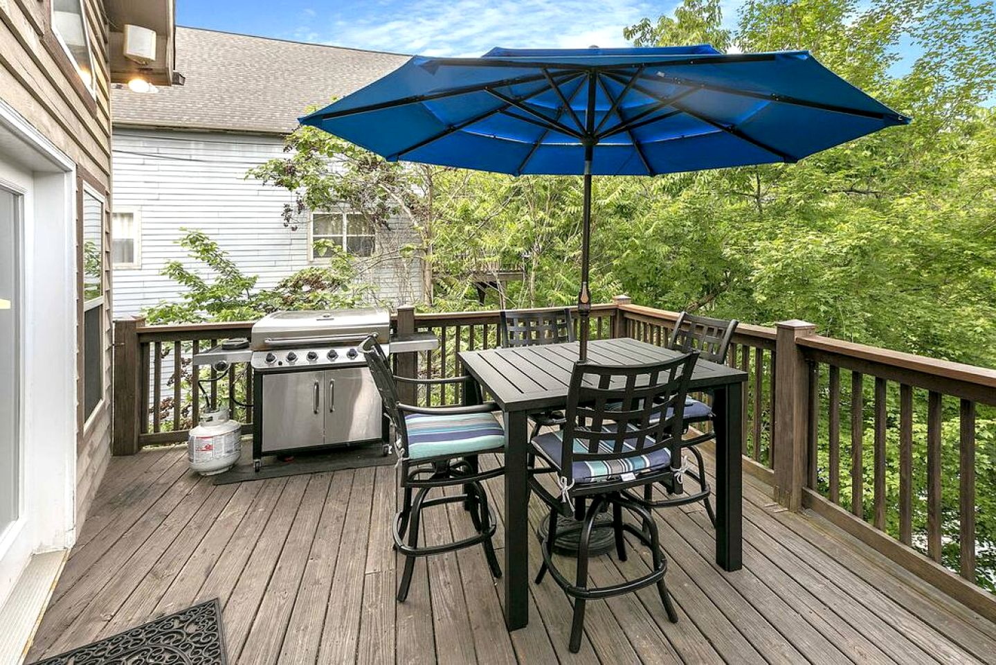 Majestic Waterfront Tennessee Cabin with a Hot Tub at Norris Lake
