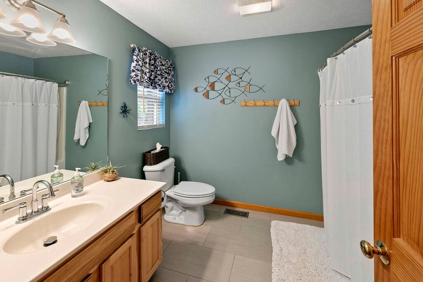 Majestic Waterfront Tennessee Cabin with a Hot Tub at Norris Lake