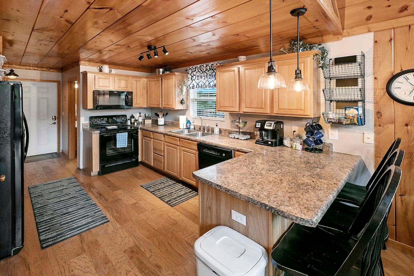 Majestic Waterfront Tennessee Cabin with a Hot Tub at Norris Lake