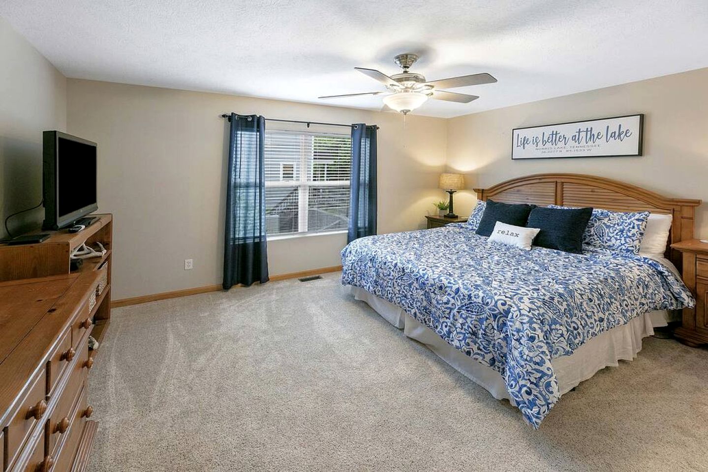 Majestic Waterfront Tennessee Cabin with a Hot Tub at Norris Lake