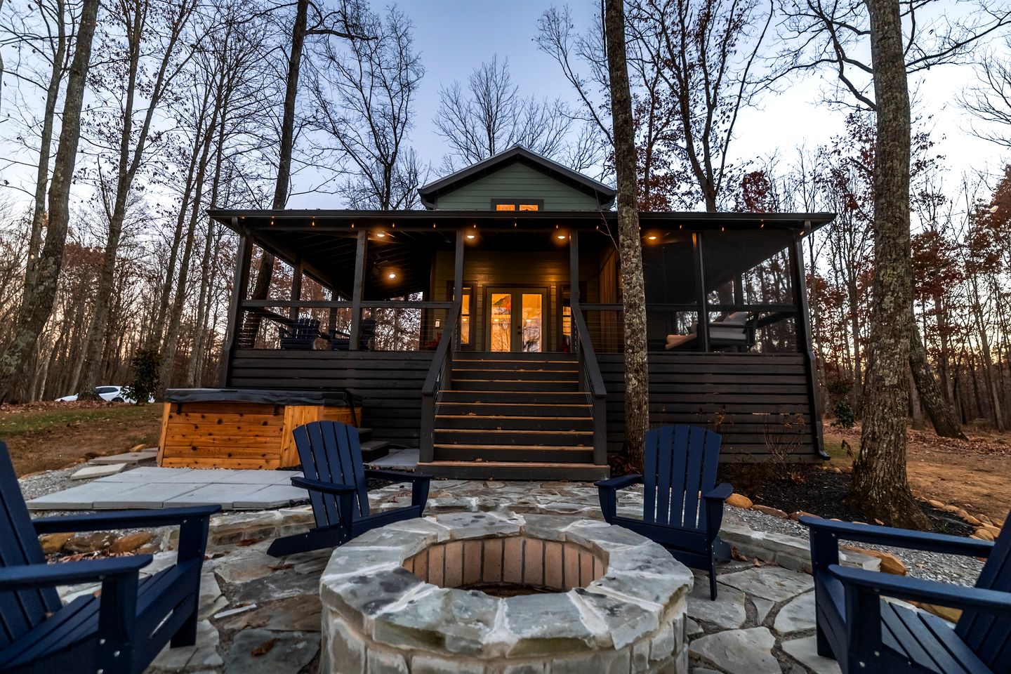 Scenic Bluffside Tiny Home Retreat with Kid-Friendly Loft near South Cumberland in Monteagle, Tennessee