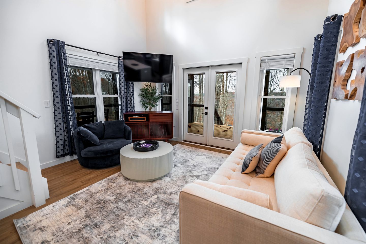 Scenic Bluffside Tiny Home Retreat with Kid-Friendly Loft near South Cumberland in Monteagle, Tennessee