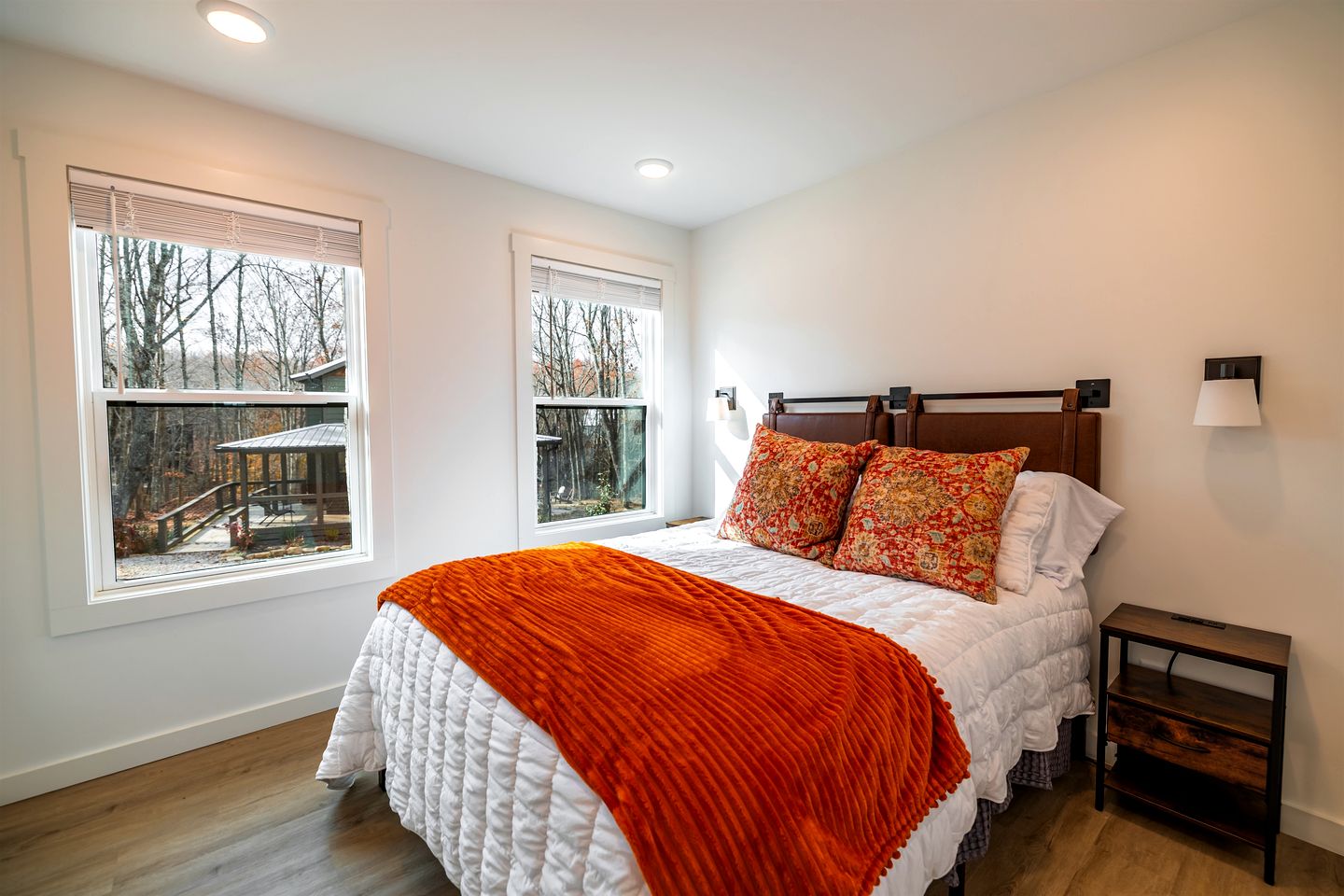 Scenic Bluffside Tiny Home Retreat with Kid-Friendly Loft near South Cumberland in Monteagle, Tennessee