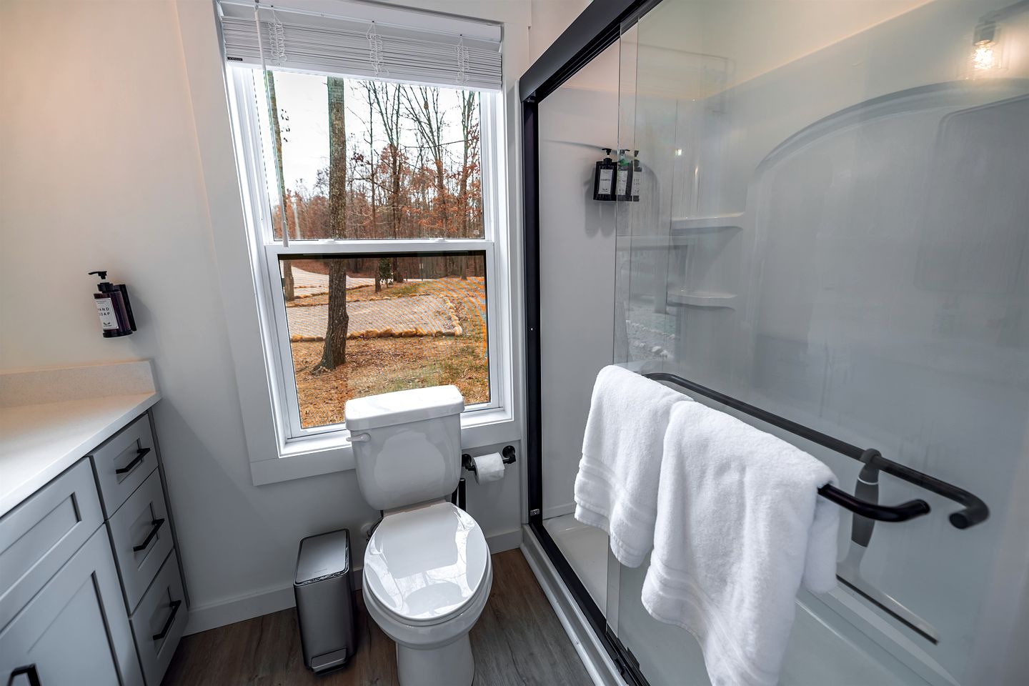 Scenic Bluffside Tiny Home Retreat with Kid-Friendly Loft near South Cumberland in Monteagle, Tennessee