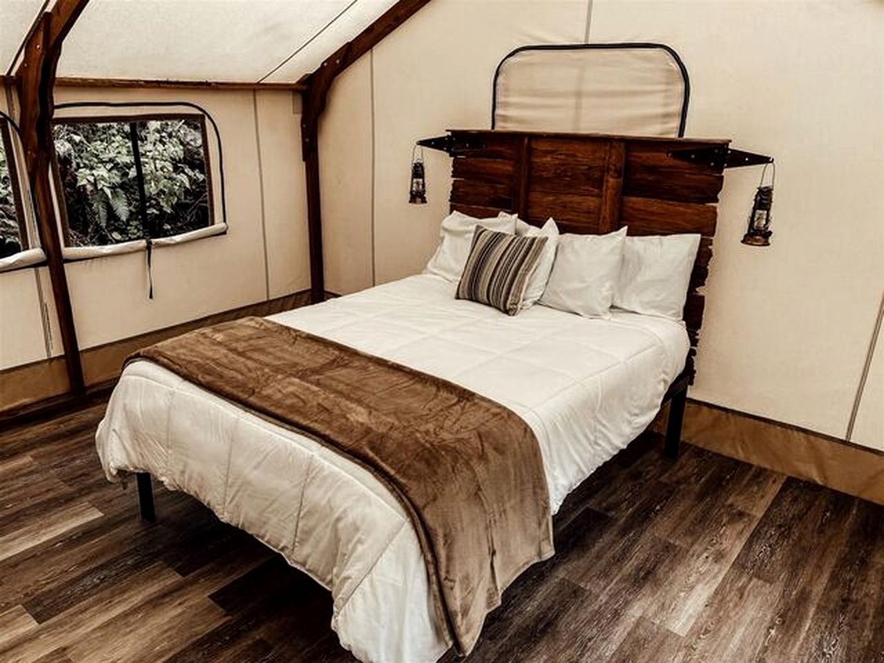 Pet-Friendly Safari Tent in Forks, near The Butchart Gardens, Perfect for a Weekend to Disconnect
