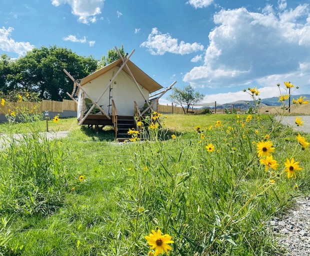 Beautiful Safari Tent with Wonderful Glampground Amenities near Yellowstone National Park in Emigrant, Montana