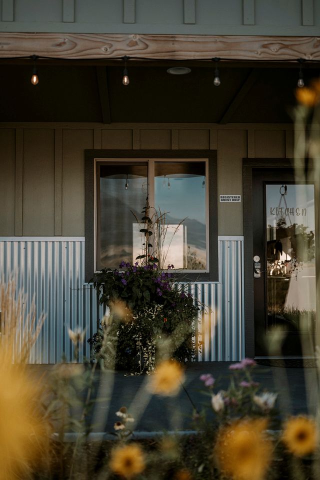 Beautiful Safari Tent with Wonderful Glampground Amenities near Yellowstone National Park in Emigrant, Montana