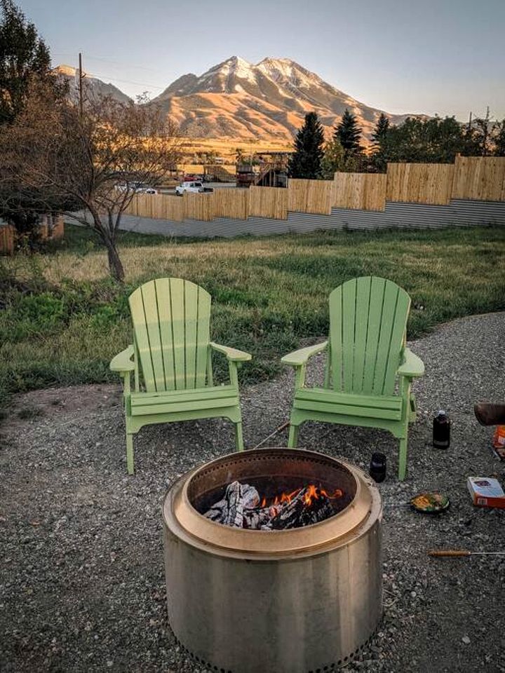 Beautiful Safari Tent with Wonderful Glampground Amenities near Yellowstone National Park in Emigrant, Montana
