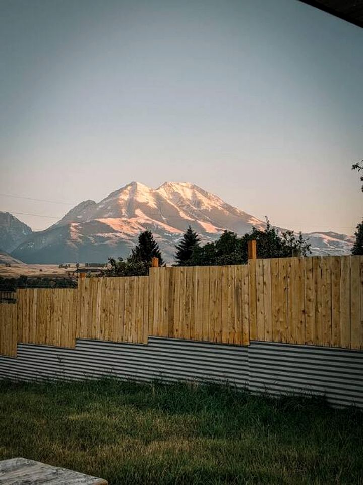 Beautiful Safari Tent with Wonderful Glampground Amenities near Yellowstone National Park in Emigrant, Montana