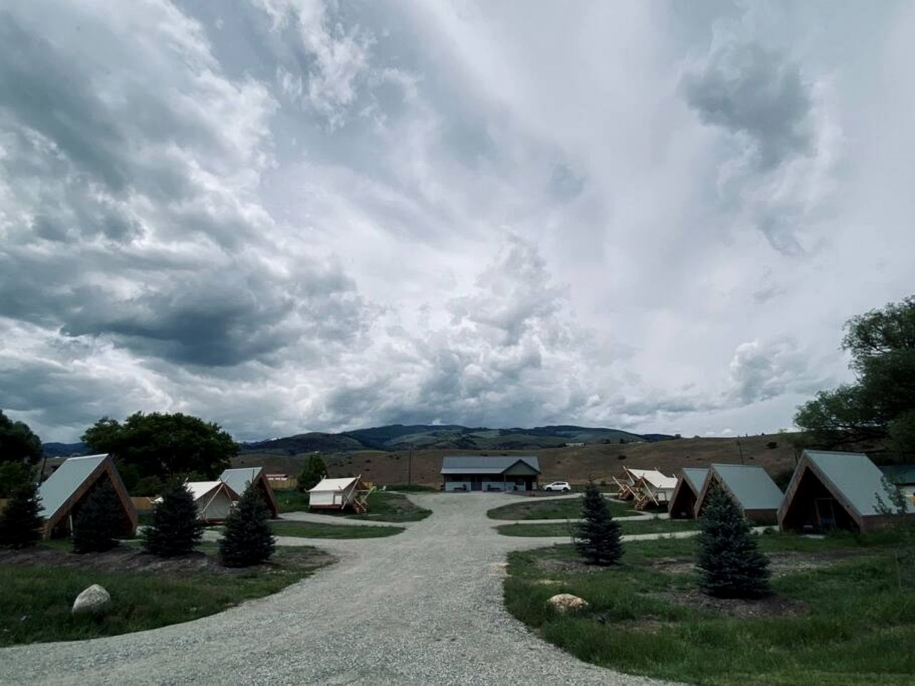 Beautiful Safari Tent with Wonderful Glampground Amenities near Yellowstone National Park in Emigrant, Montana