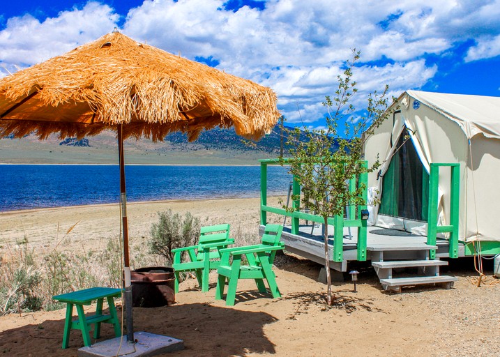 Cozy Lakeside Glamping Cabin with Mountain Views near Eastern Sierra, California