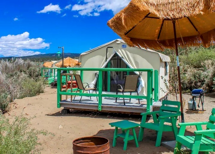 Stylish Lakeside Glamping Cabin with Eastern Sierra Mountain Views near Bridgeport, California