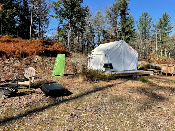 RUTentrr Signature Site Critter Creek Stowe Campsite, Tented Cabins