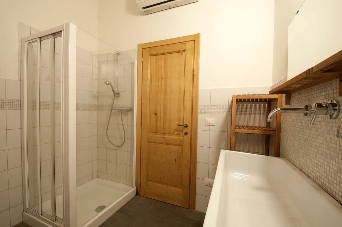 Rustic Vacation Rental with an Outdoor Pool near Ancona, Italy